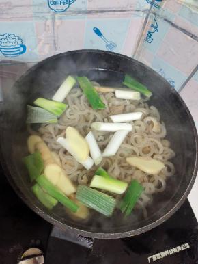 再放入适量的清水！（猪皮的比例是1:3,一份猪皮三碗水！）