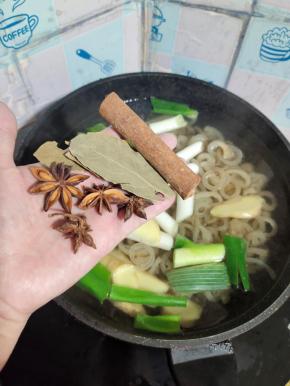 放入八角，桂皮，香叶！