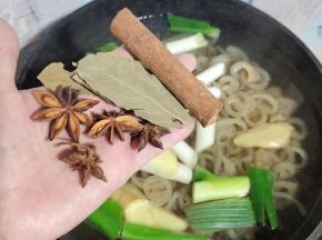 放入八角，桂皮，香叶！