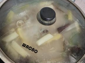 再调最小火慢炖两个小时！