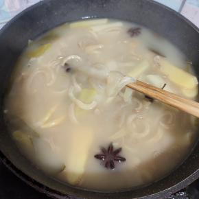 煮至肉皮用筷子轻轻一夹就断，就可以了！（也可以用电压力锅按蹄筋键两次或者上锅蒸100分钟都可以！几种方法随自己喜欢调整！）