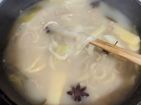 煮至肉皮用筷子轻轻一夹就断，就可以了！（也可以用电压力锅按蹄筋键两次或者上锅蒸100分钟都可以！几种方法随自己喜欢调整！）