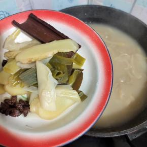 煮好的肉皮，关火！把里面的大料：生姜，大葱，八角，桂皮，香叶全部挑出来扔掉！