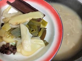 煮好的肉皮，关火！把里面的大料：生姜，大葱，八角，桂皮，香叶全部挑出来扔掉！