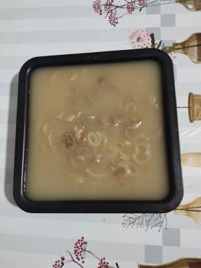 倒入容器中，天气冷直接放在室外一晚上就可以凝固了！（夏天天气热，可以晾凉放在冰箱冷藏一晚上！）