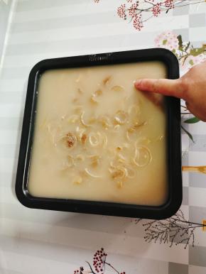 这是放了一晚上的肉皮冻，很有弹性！