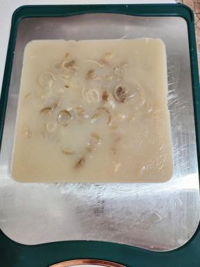 凝固好的肉皮冻，倒扣在案板上！