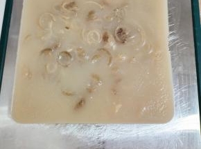 凝固好的肉皮冻，倒扣在案板上！