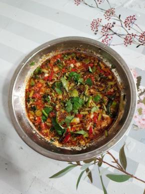 碗中放入一大勺蒜泥，三勺生抽，四勺香醋，两勺香油，一勺鸡精，少许盐，一勺辣椒油，适量的凉开水，适量的葱花，香菜，小米辣搅拌均匀调成料汁儿！