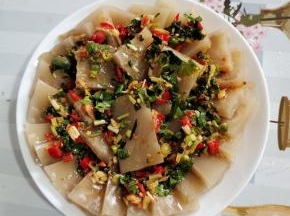 也可以把料汁儿浇在上面就可以吃了！