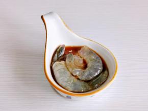 虾仁加入料酒+1勺生抽抓匀腌制15分钟。