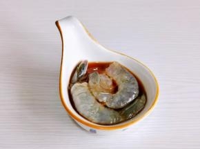 虾仁加入料酒+1勺生抽抓匀腌制15分钟。