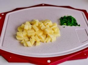 土豆切小块，葱花切好。
