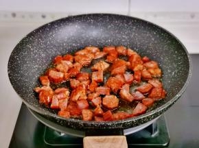 起油锅倒入腊肠煸炒2分钟。