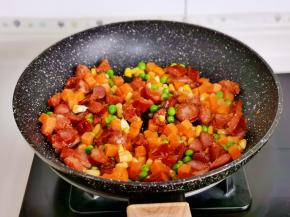 加入时蔬翻炒。（玉米粒，豌豆，胡萝卜丁）
