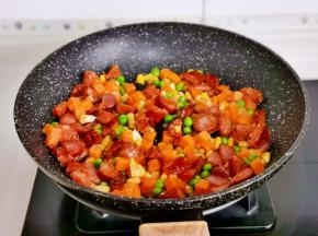 加入时蔬翻炒。（玉米粒，豌豆，胡萝卜丁）