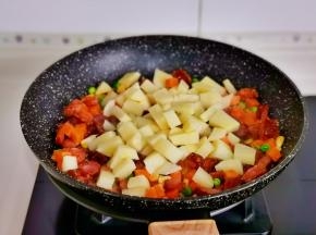 加入土豆丁。