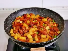 小火翻炒2分钟关火。