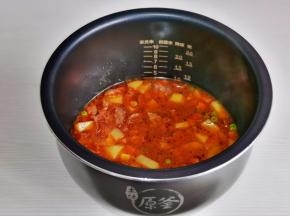 炒好的腊肠倒入米中搅拌均匀。