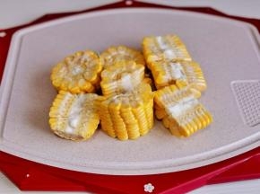 玉米切小块。
