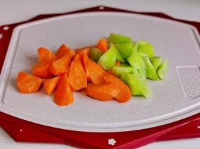 胡萝卜，莴笋去皮切菱形块。
