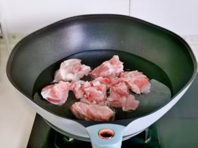 排骨冷水下锅，加1勺料酒煮5分钟。
