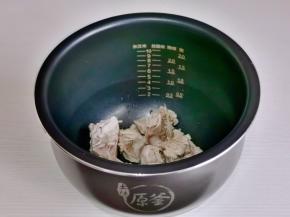 捞出温水冲洗干净，放入电饭煲内胆中。