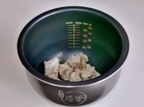 捞出温水冲洗干净，放入电饭煲内胆中。