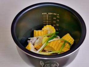 加入葱白，姜片。