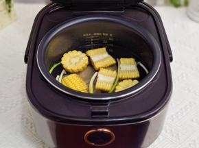 放入电饭煲中。