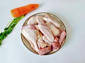 新鲜的鸭肉剁小块。