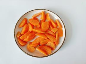 胡萝卜削皮，切成滚刀块。