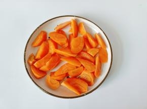 胡萝卜削皮，切成滚刀块。