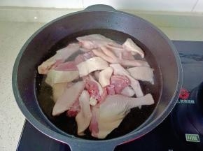 鸭块冷水下锅。