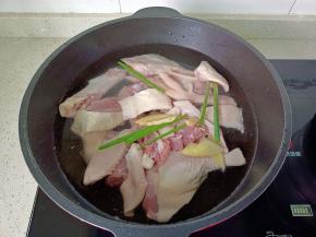 加入葱段，姜片。