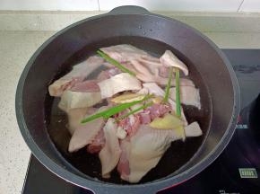 加入葱段，姜片。