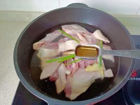 料酒两勺开大火焯水。