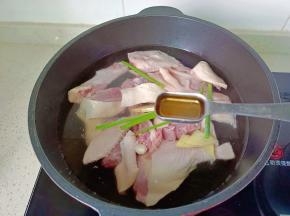 料酒两勺开大火焯水。