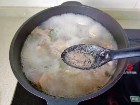 焯水期间撇去浮沫，焯水后清水冲洗后干净。