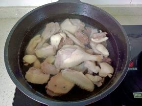 鸭肉重新放入锅里，喜欢喝汤的可以多放一点。