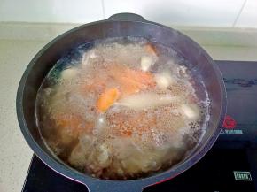 炖煮到鸭肉熟透加胡萝卜一起炖煮。