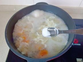 炖到胡萝卜软烂加盐调味。