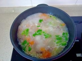 喜欢吃香菜的可以放一点香菜末，关火起锅。