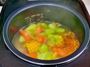 提前30分钟打开加入虫草花，胡萝卜块，莴笋块。