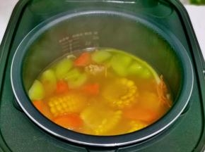 煲汤结束后按个人口味加盐调味即可。