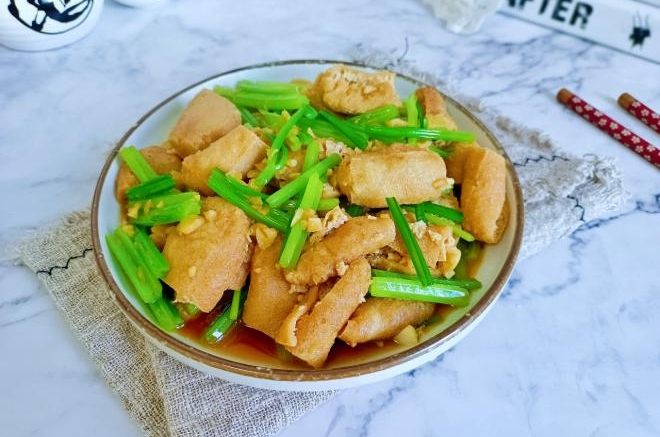 油豆腐炒芹菜