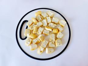 油豆腐对半切开，再一分为二。