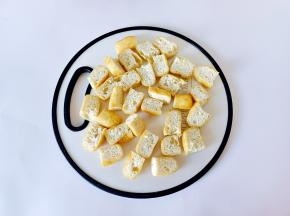 油豆腐对半切开，再一分为二。