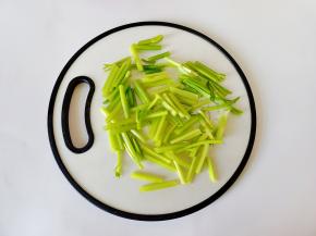 芹菜摘去叶子，切小段。