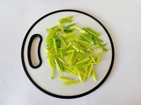 芹菜摘去叶子，切小段。